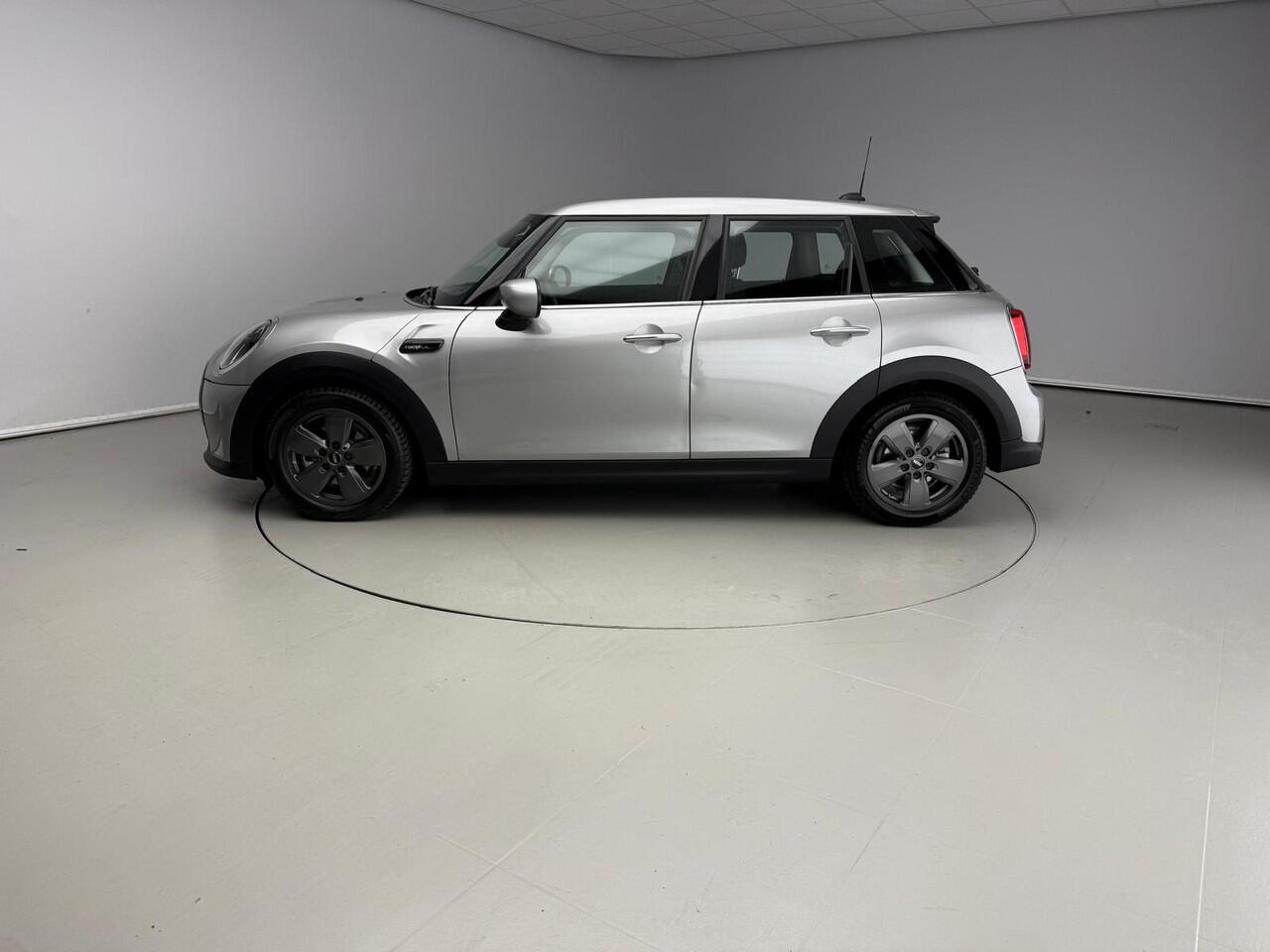 Mini COOPER 5-deurs / Automaat / Climate / Cruise / PDC / LED / DAB / Navigatie / Alu wielen