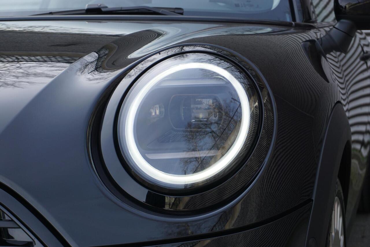 Mini COOPER 3-deurs C Classic Uitvoering | Pakket M | Glazen panoramadak | Driving Assistant | Parking Assistant | MINI Head-Up Display