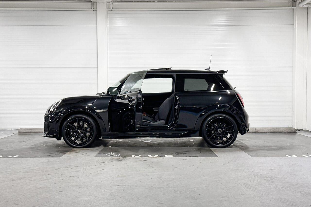 Mini COOPER C | John Cooper Works Uitvoering | Pakket M | 18" John Cooper Works Lap Spoke Jet Black | Selections