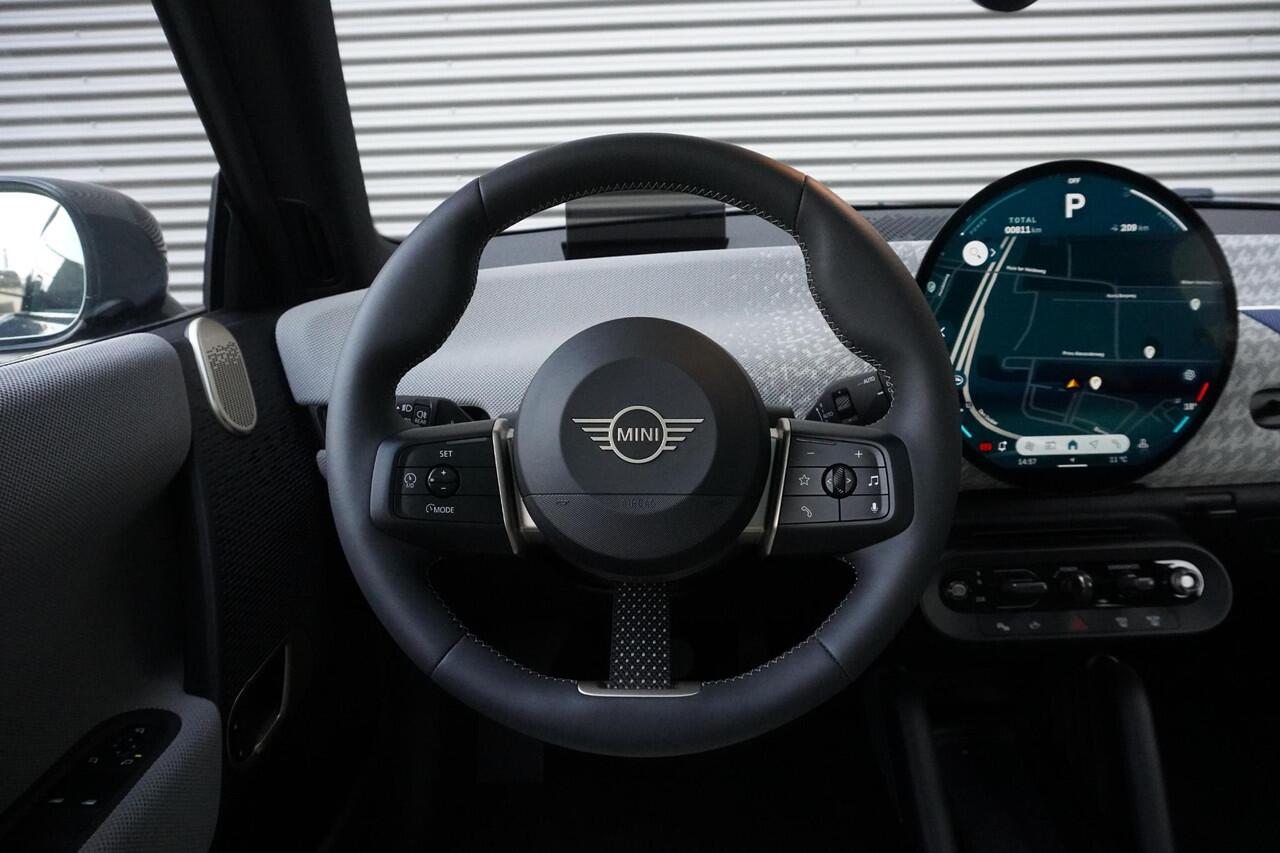 Mini COOPER 3-deurs E Favoured Trim | Pakket L | Glazen panoramadak | Driving Assistant | Parking Assistant Plus | HIFI System Harman Kardon