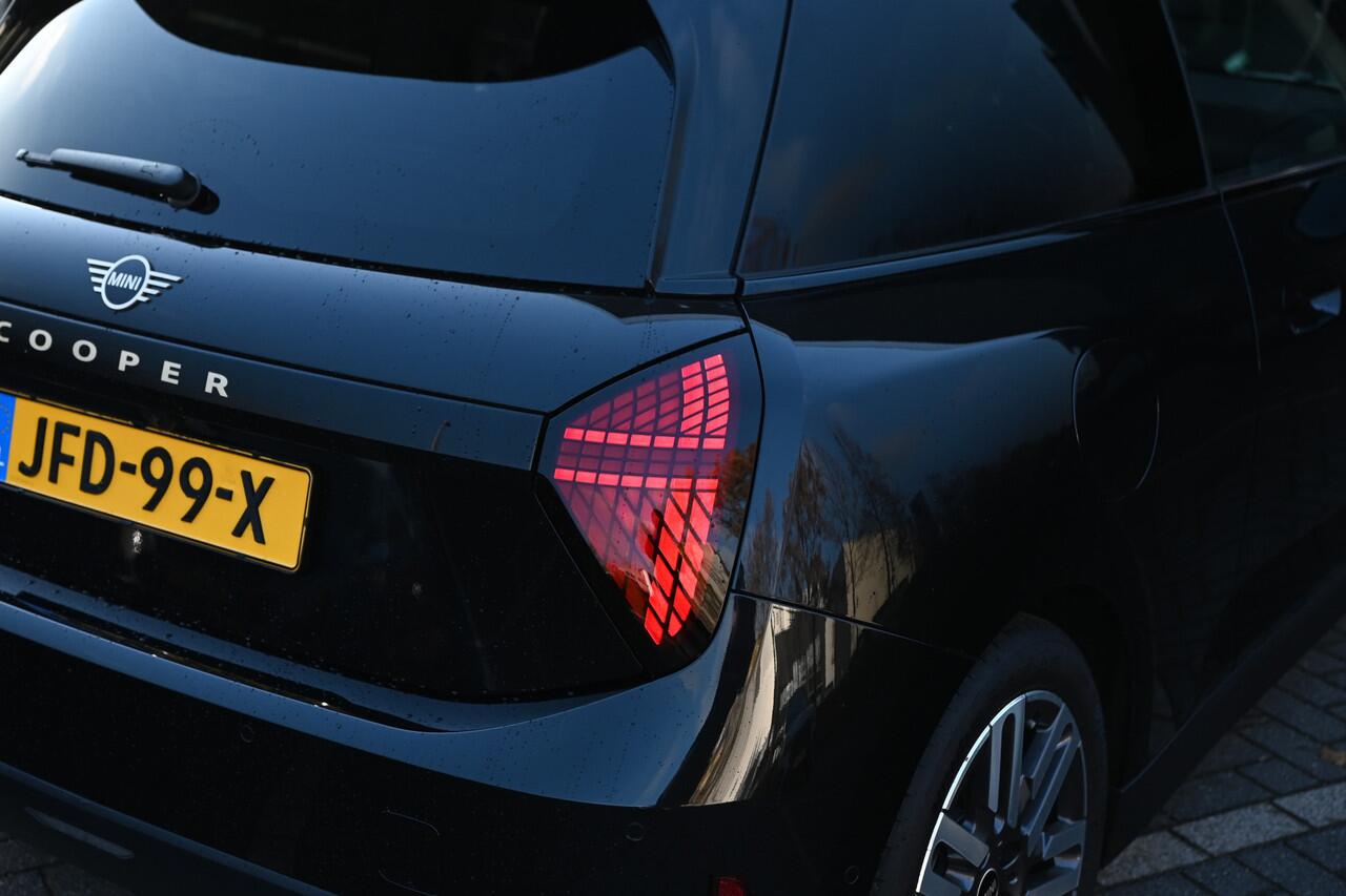 Mini COOPER Hatchback E / Classic / Pakket L / 17" Parallel Spoke 2-tone