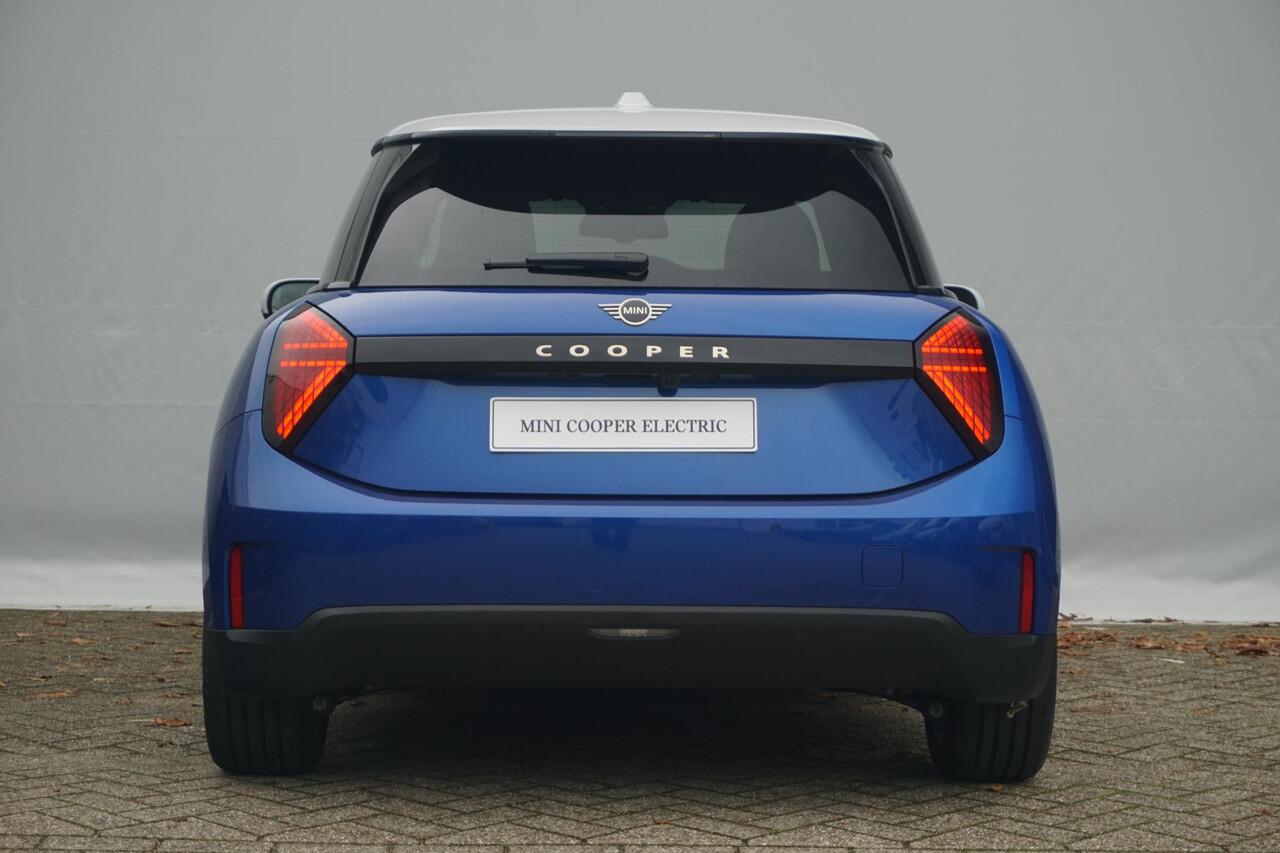 Mini COOPER E Favoured Trim | Pakket L | Comfort Access | Panoramadak | Stoel & Stuurverwarming | Harman Kardon | Head-Up Display | Driving Assistant | Parking Assistant Plus