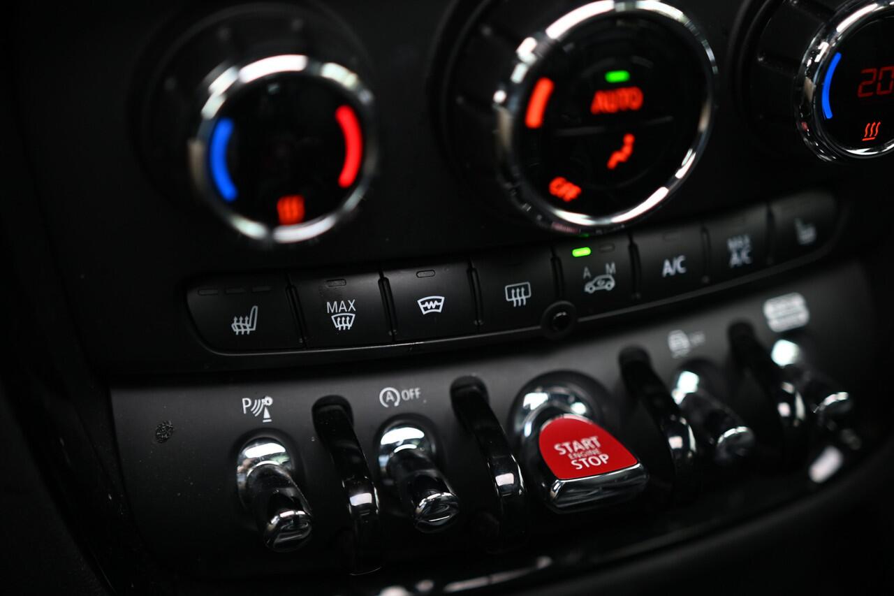 Mini COOPER CLUBMAN Automaat / Panoramadak / Achteruitrijcamera / Comfort Access / LED / Stoelverwarming / Harman-Kardon / Airconditioning / Cruise Control