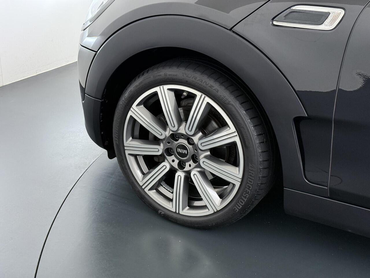 Mini COOPER CLUBMAN Mini 1.5 Richmond Park Edition VAN: ¤27.900,- VOOR: ¤24.770,- UW EINDEJAARSVOORDEEL: ¤3.130,- | PANO| CAMERA| STOELVERW. | LEER| KEYLESS| RIJKLAARPRIJS INCL. 12 MND BOVAG GARANTIE