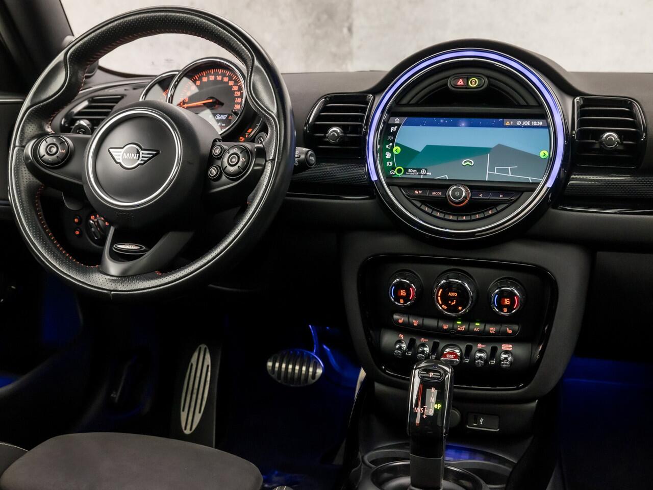 Mini COOPER CLUBMAN Mini 2.0 S ALL4 Chili 192Pk Automaat (PANORAMADAK, JCW PACK, DEALER ONDERHOUDEN, GROOT NAVI, SFEERVERLICHTING, HARMAN/KARDON, STOELVERWARMING, GETINT GLAS, LED KOPLAMPEN, NIEUWSTAAT)