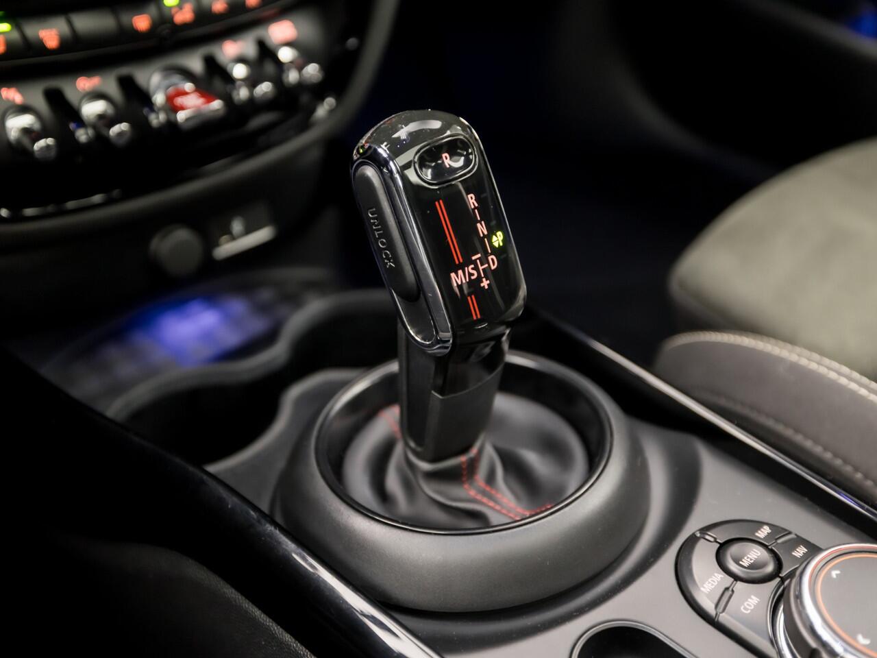 Mini COOPER CLUBMAN Mini 2.0 S ALL4 Chili 192Pk Automaat (PANORAMADAK, JCW PACK, DEALER ONDERHOUDEN, GROOT NAVI, SFEERVERLICHTING, HARMAN/KARDON, STOELVERWARMING, GETINT GLAS, LED KOPLAMPEN, NIEUWSTAAT)