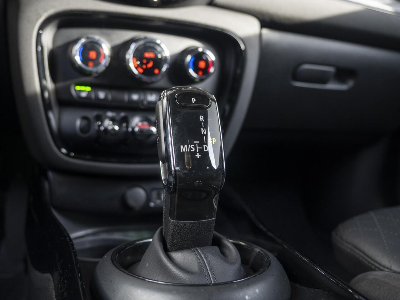 Mini COOPER CLUBMAN Aut. Piano Black Exterieur + Leder + Stoelverwarming