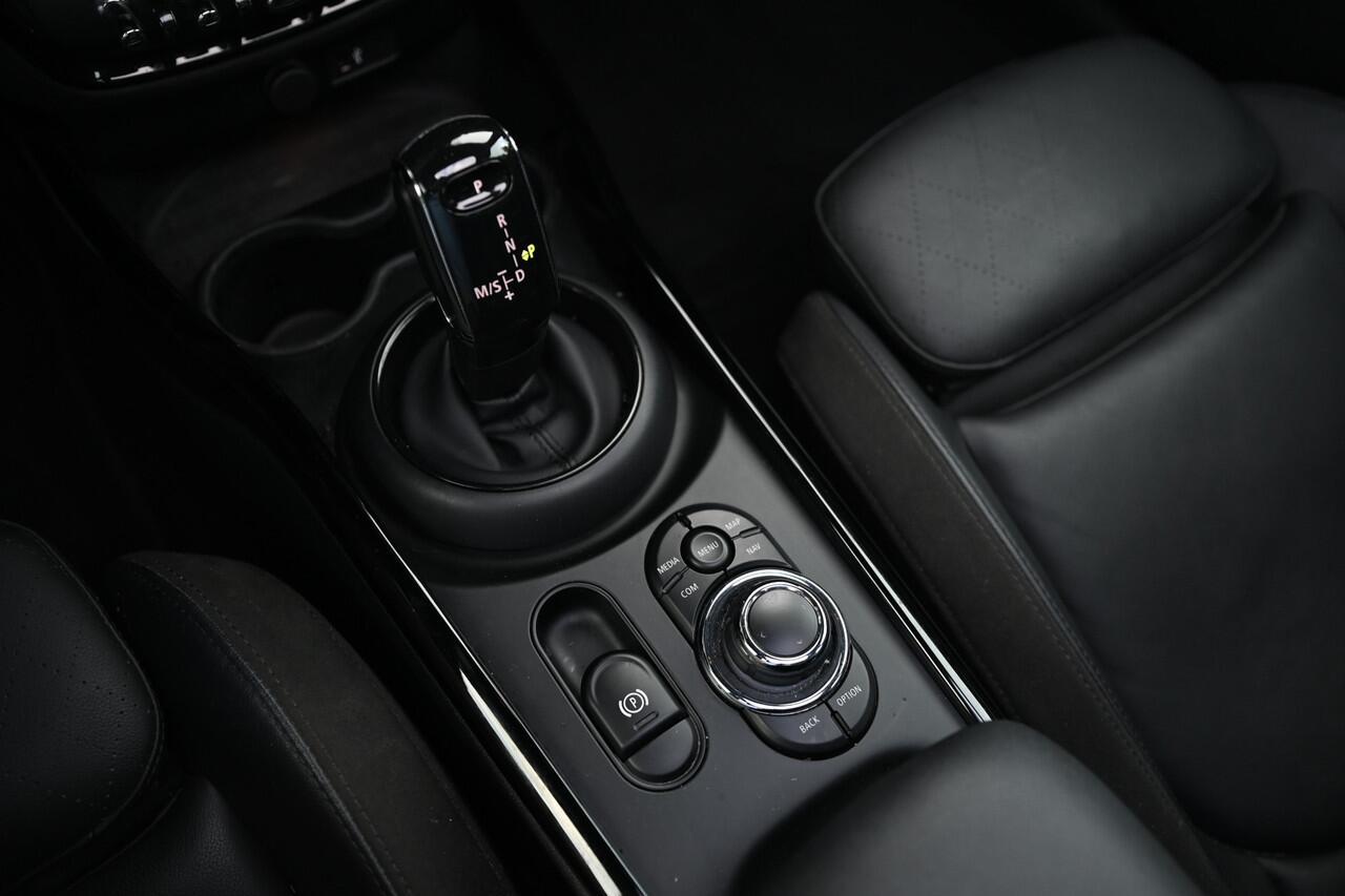 Mini COOPER CLUBMAN Automaat / Panoramadak / Achteruitrijcamera / Comfort Access / LED / Stoelverwarming / Harman-Kardon / Airconditioning / Cruise Control