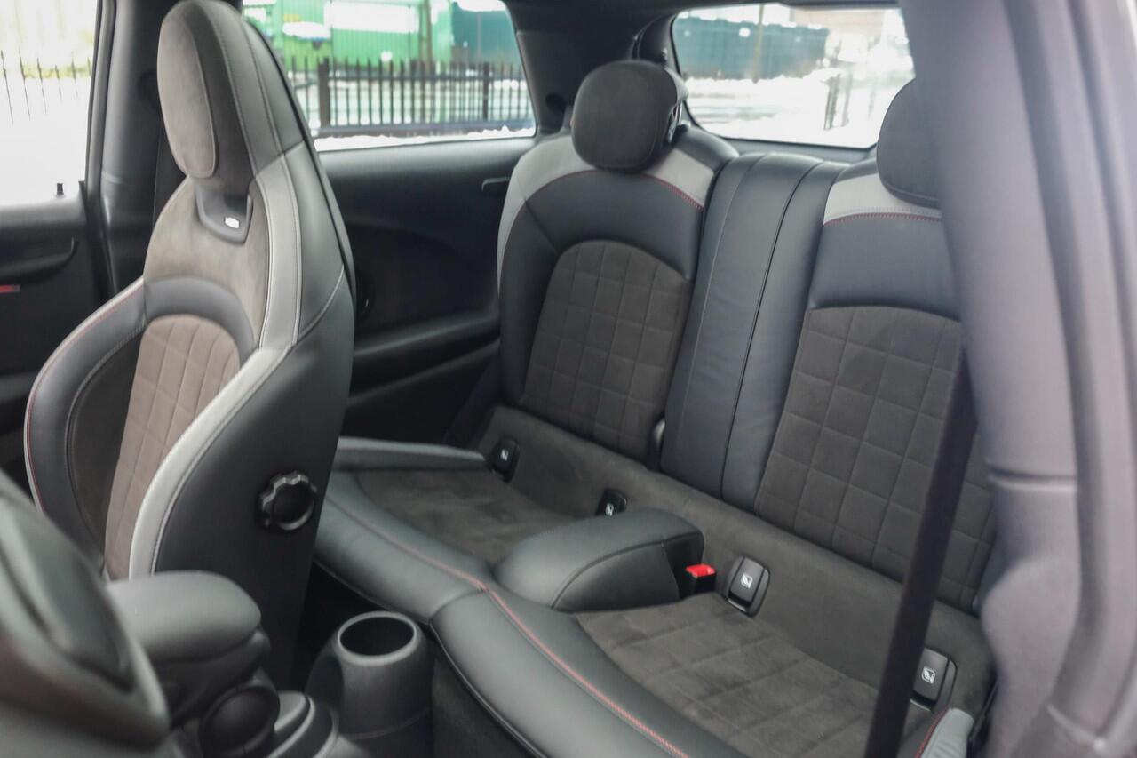 Mini COOPER S Mini 2.0 John Cooper Works JCW Panoramadak Black edition Schaalstoelen NLauto BOMVOL!!