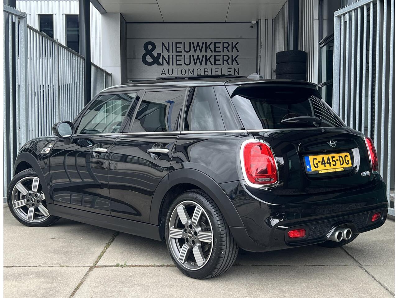 Mini COOPER S Mini 2.0 60 Years Edition | AUTOMAAT | HEAD-UP DISPLAY | LEDER | SCHUIF/KANTELDAK | CARPLAY/ANDROID | CAMERA | HARMAN/KARDON | NAVI | CRUISE CONTROL | PDC V+A | CLIMATE CONTROL | LMV 17'' | STOELVERWARMING | LED | BLUETOOTH