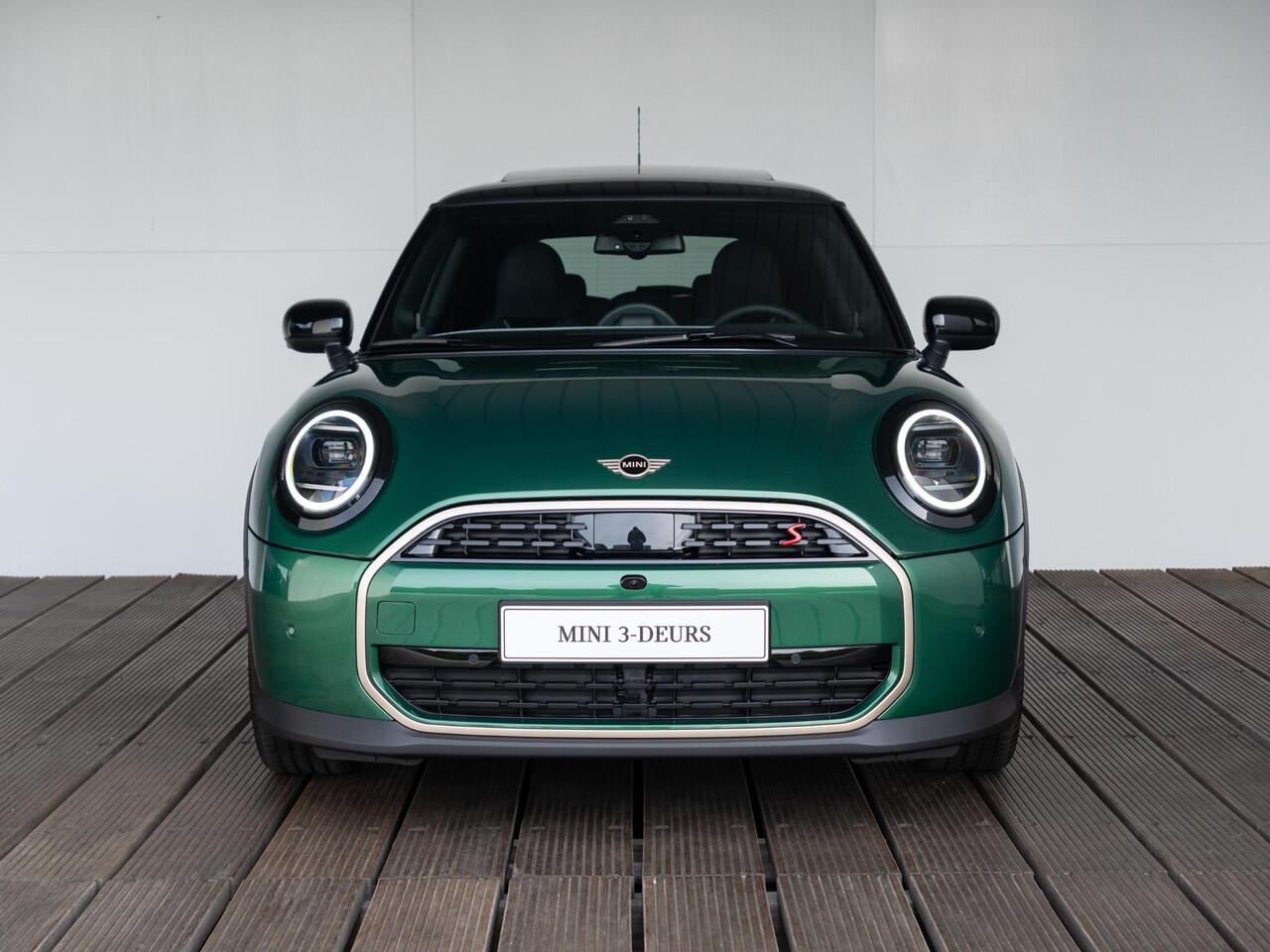 Mini COOPER S Favoured Trim | Pakket XL | Harman Kardon | Comfort Access | Panoramadak | Head-Up Display | Driving Assistant Plus