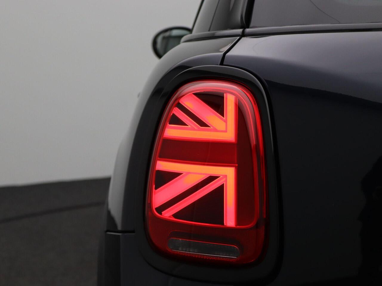 Mini COOPER S 5-deurs Classic + Comfort Plus + Driving Assistant + Stuurwielrand Verwarmd + 17''