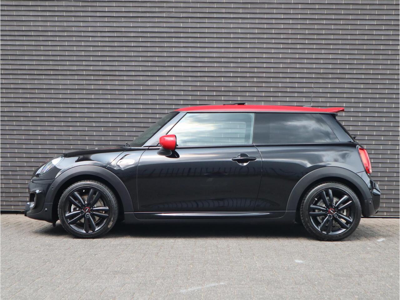 Mini COOPER S Hatchback Automaat 3 deurs / John Cooper Works Exterieur / Panoramadak / John Cooper Works Interieur / Apple CarPlay / LED / 17 Inch / Extra Getint Glas / Sportstoelen / Navigatie Plus / Climate Control / Harman Kardon / DAB / Bluetooth