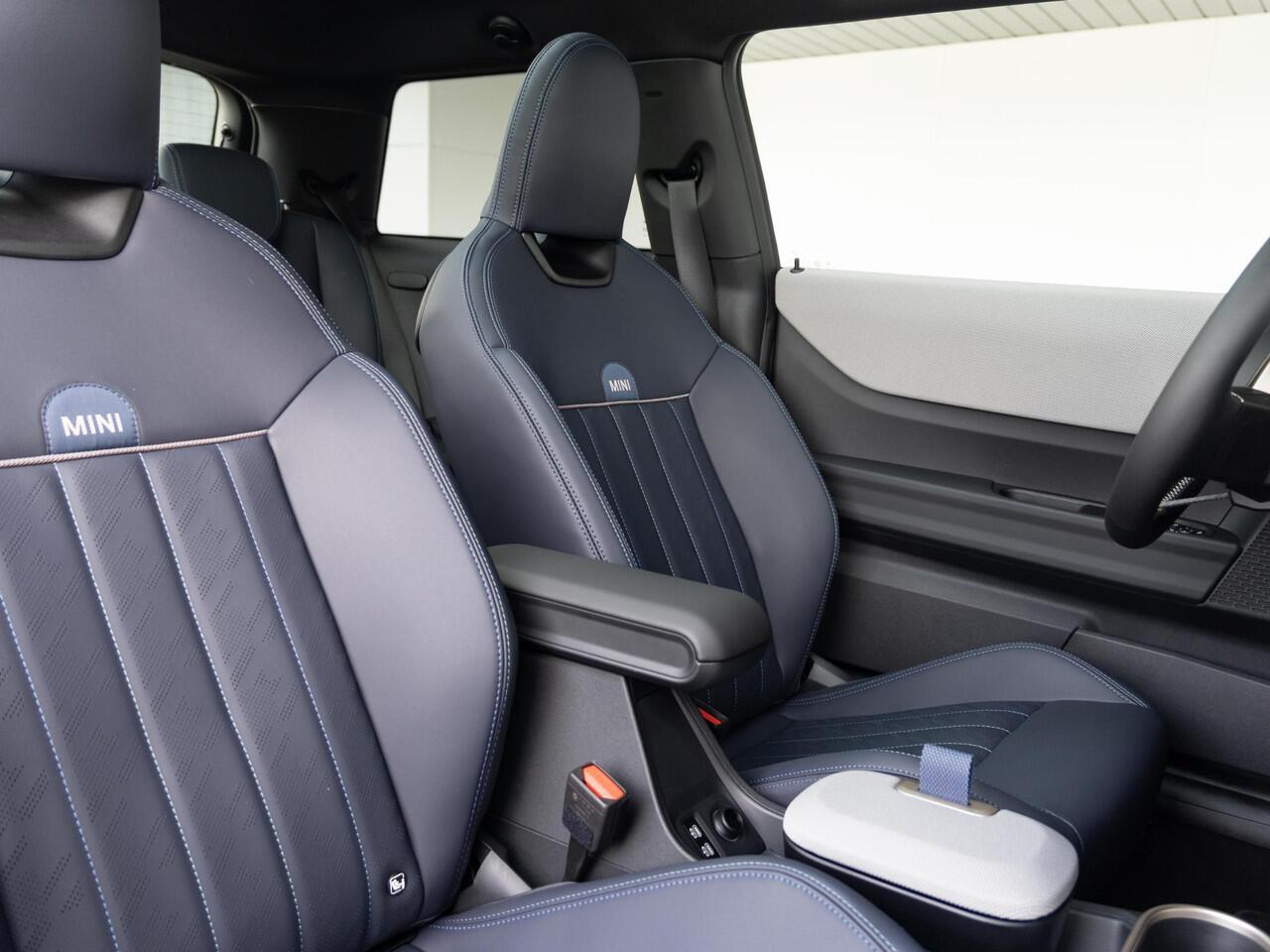 Mini COOPER S Favoured Trim | Pakket XL | Harman Kardon | Comfort Access | Panoramadak | Head-Up Display | Driving Assistant Plus