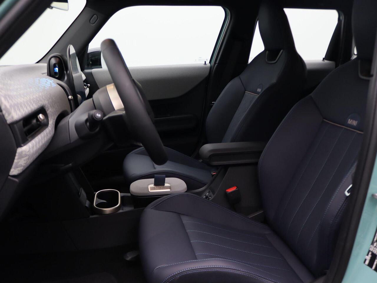 Mini COOPER S 5-Deurs Favoured + Pakket S + Parking Assistant + Driving Assistant + Elektrisch verwarmde voorstoelen + Comfort Access + Stuurwielrand verwarmd
