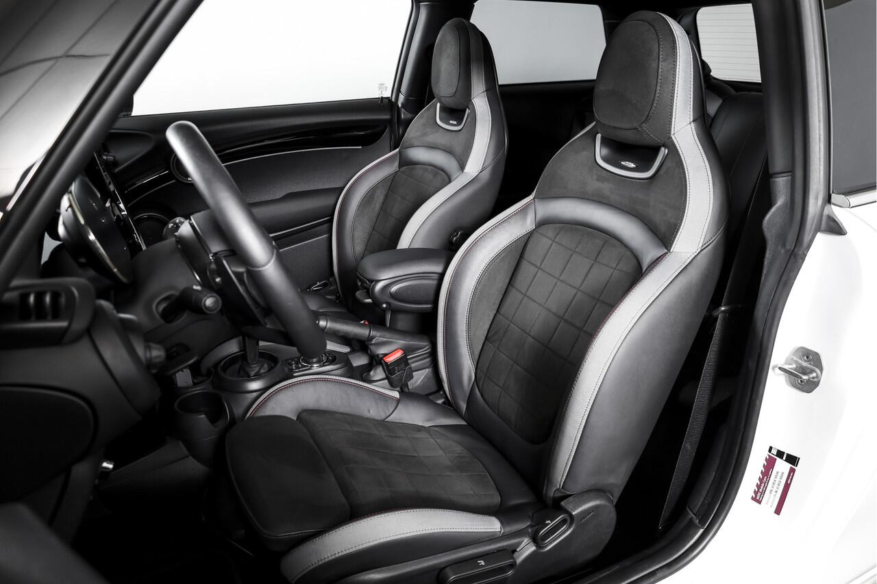 Mini COOPER S Mini 2.0 John Cooper Works 180 PK | S/K Panodak | Dig.Cockpit | Adapt.Cruise | Stoelverw. | Camera+PDC | NAV+App.Connect | Auto.Airco | LM 17" |