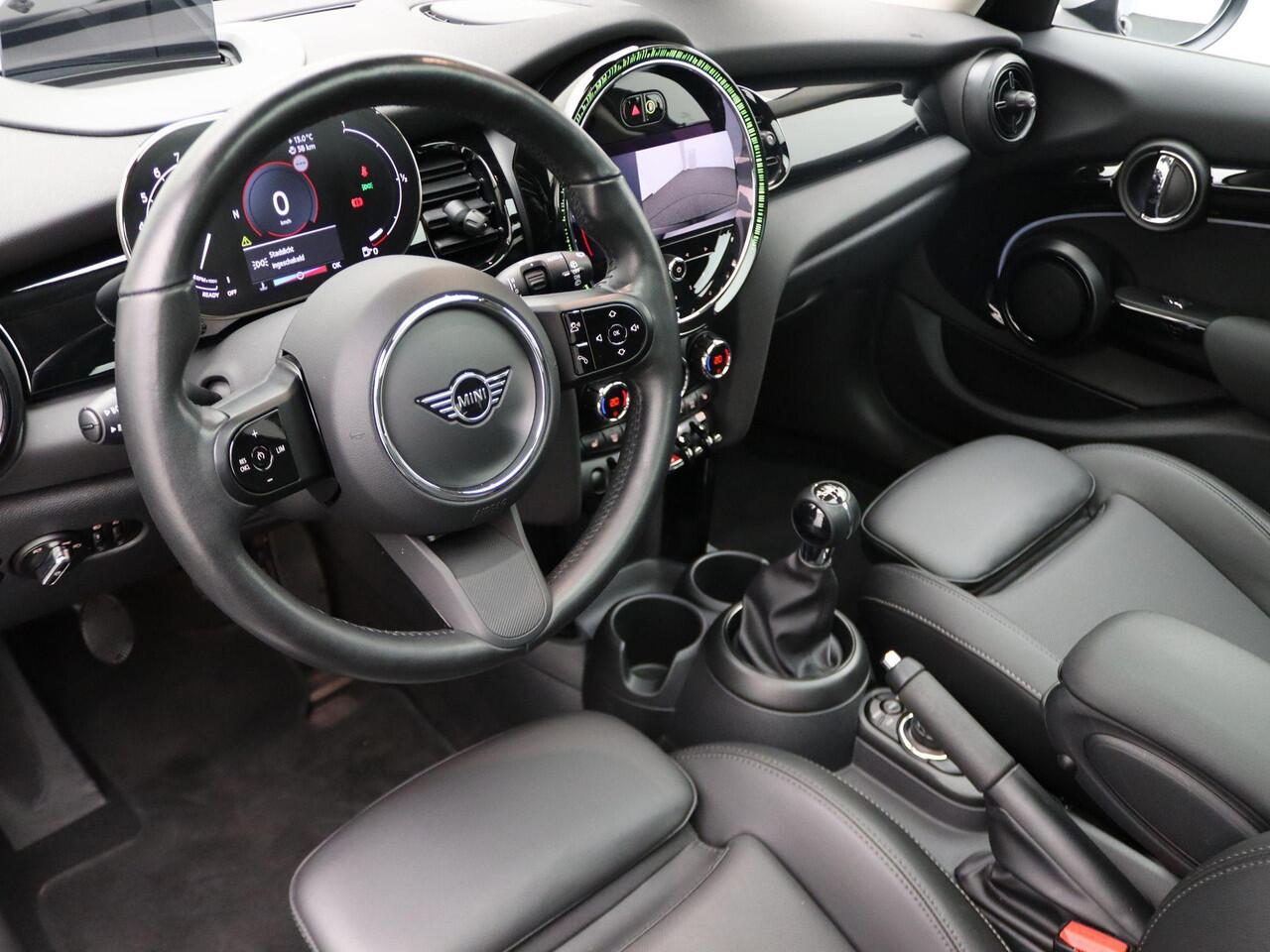 Mini COOPER S 5-deurs Classic + Comfort Plus + Driving Assistant + Stuurwielrand Verwarmd + 17''