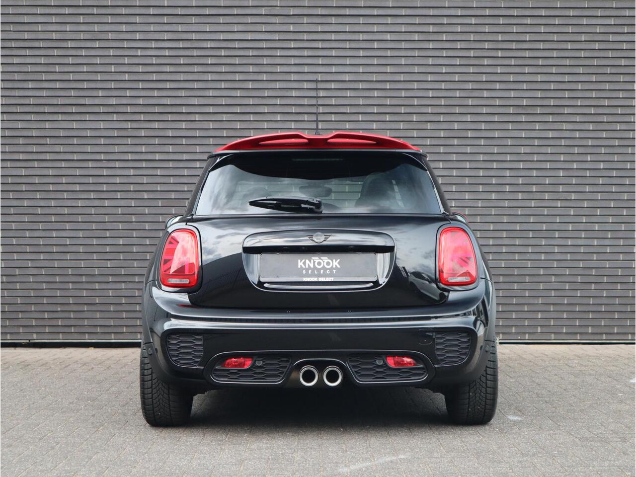 Mini COOPER S Hatchback Automaat 3 deurs / John Cooper Works Exterieur / Panoramadak / John Cooper Works Interieur / Apple CarPlay / LED / 17 Inch / Extra Getint Glas / Sportstoelen / Navigatie Plus / Climate Control / Harman Kardon / DAB / Bluetooth