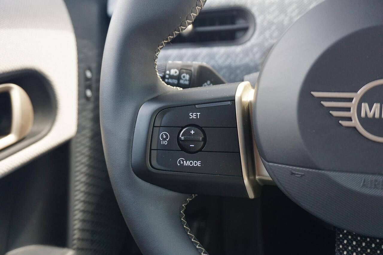 Mini COOPER S | Favoured Uitvoering | Pakket XL | Harman Kardon | Driving Assistant Professional | Head-Up Display | Stoel & Stuurverwarming | Panoramadak