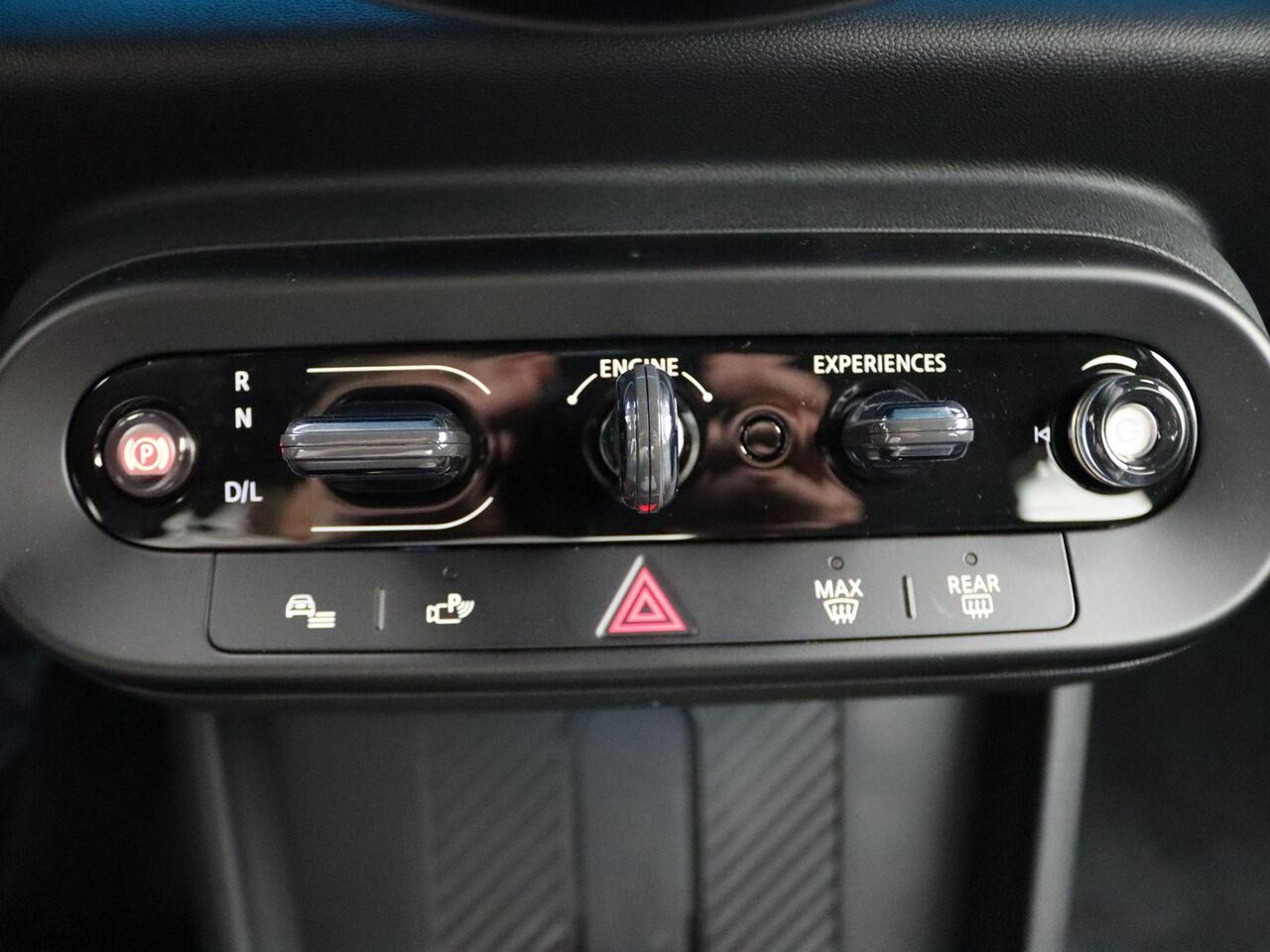 Mini COOPER S 5-Deurs Favoured + Pakket S + Parking Assistant + Driving Assistant + Elektrisch verwarmde voorstoelen + Comfort Access + Stuurwielrand verwarmd