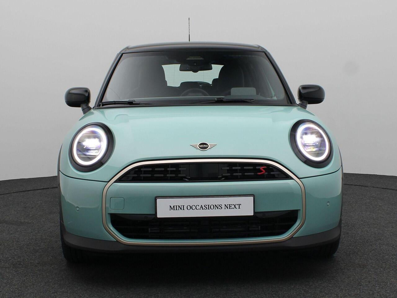 Mini COOPER S 5-Deurs Favoured + Pakket S + Parking Assistant + Driving Assistant + Elektrisch verwarmde voorstoelen + Comfort Access + Stuurwielrand verwarmd