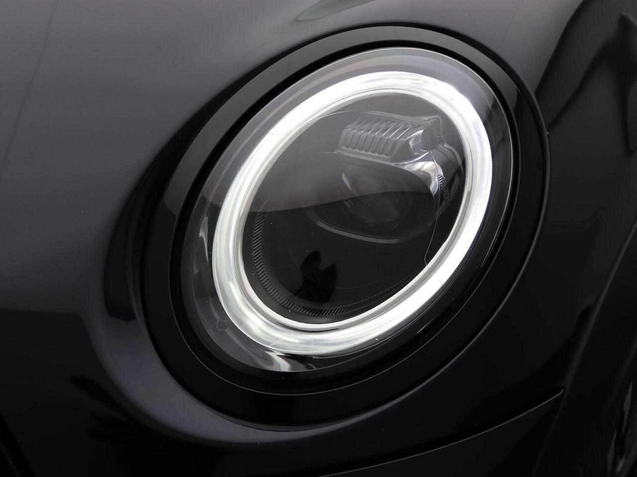 Mini COOPER S 5-deurs Classic + Comfort Plus + Driving Assistant + Stuurwielrand Verwarmd + 17''