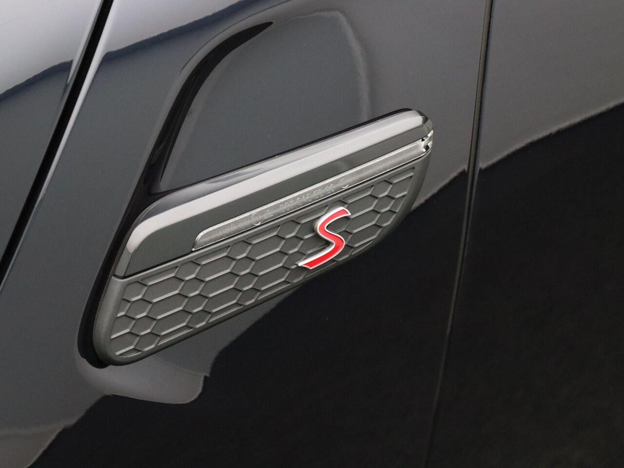 Mini COOPER S 5-deurs Classic + Comfort Plus + Driving Assistant + Stuurwielrand Verwarmd + 17''