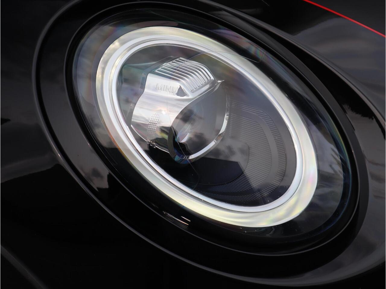 Mini COOPER S Hatchback Automaat 3 deurs / John Cooper Works Exterieur / Panoramadak / John Cooper Works Interieur / Apple CarPlay / LED / 17 Inch / Extra Getint Glas / Sportstoelen / Navigatie Plus / Climate Control / Harman Kardon / DAB / Bluetooth