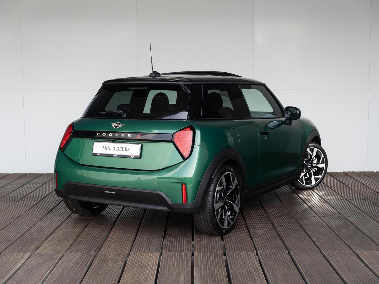 Mini COOPER S Favoured Trim | Pakket XL | Harman Kardon | Comfort Access | Panoramadak | Head-Up Display | Driving Assistant Plus