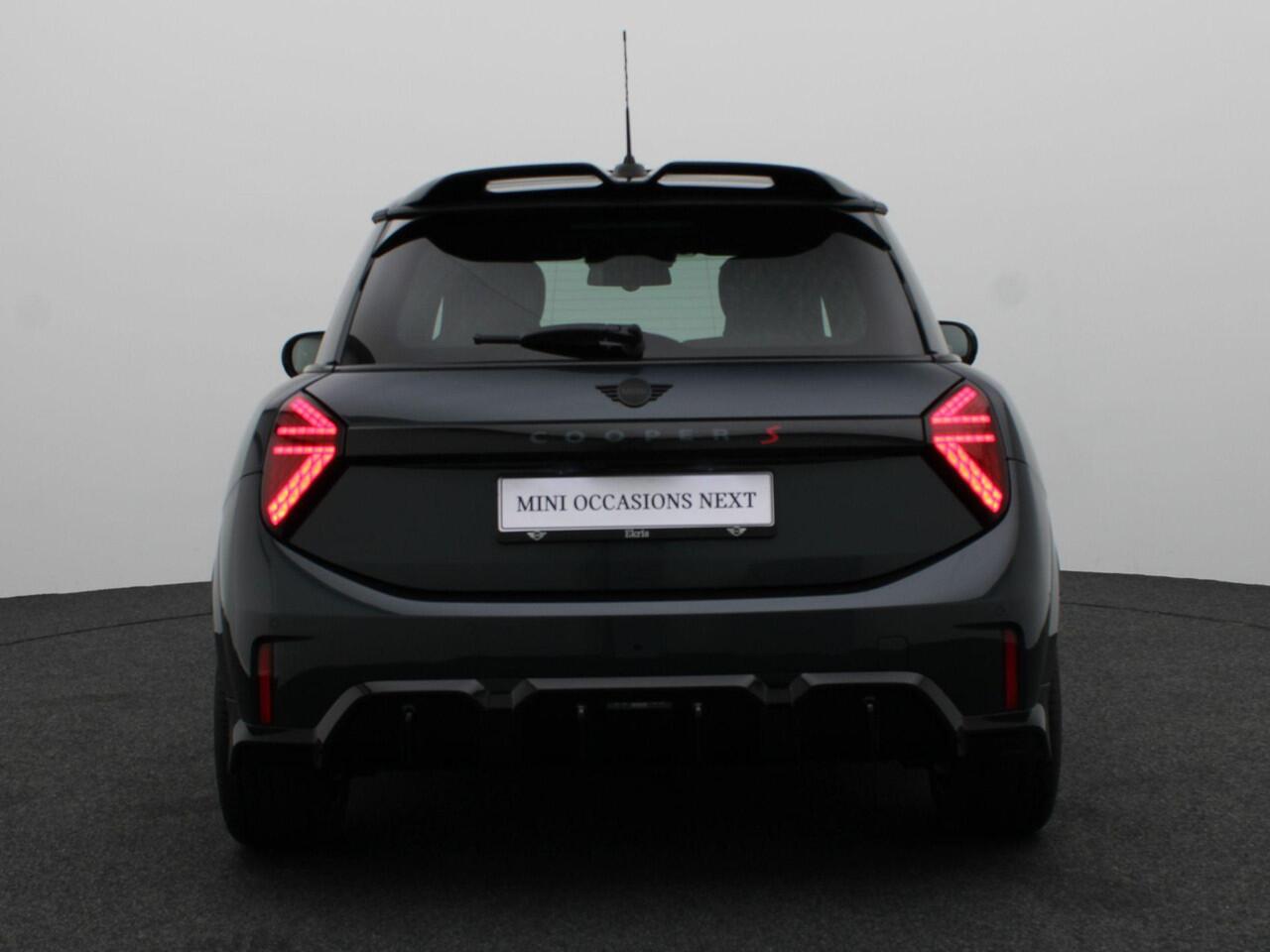 Mini COOPER S 3-deurs John Cooper Works Uitvoering + Pakket M + Stuurwielrand Verwarmd + Panoramadak + Head Up Display + 17''