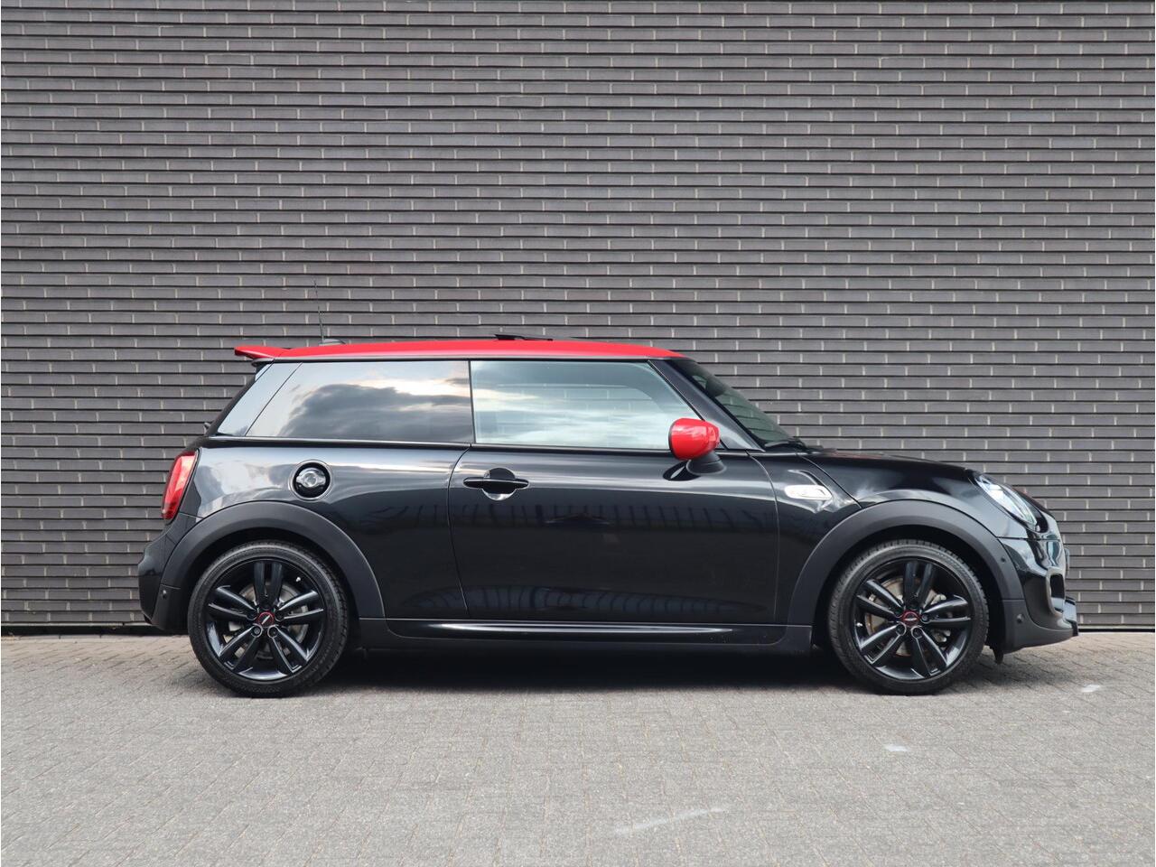 Mini COOPER S Hatchback Automaat 3 deurs / John Cooper Works Exterieur / Panoramadak / John Cooper Works Interieur / Apple CarPlay / LED / 17 Inch / Extra Getint Glas / Sportstoelen / Navigatie Plus / Climate Control / Harman Kardon / DAB / Bluetooth