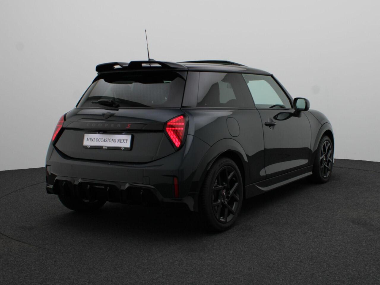 Mini COOPER S 3-deurs John Cooper Works Uitvoering + Pakket M + Stuurwielrand Verwarmd + Panoramadak + Head Up Display + 17''