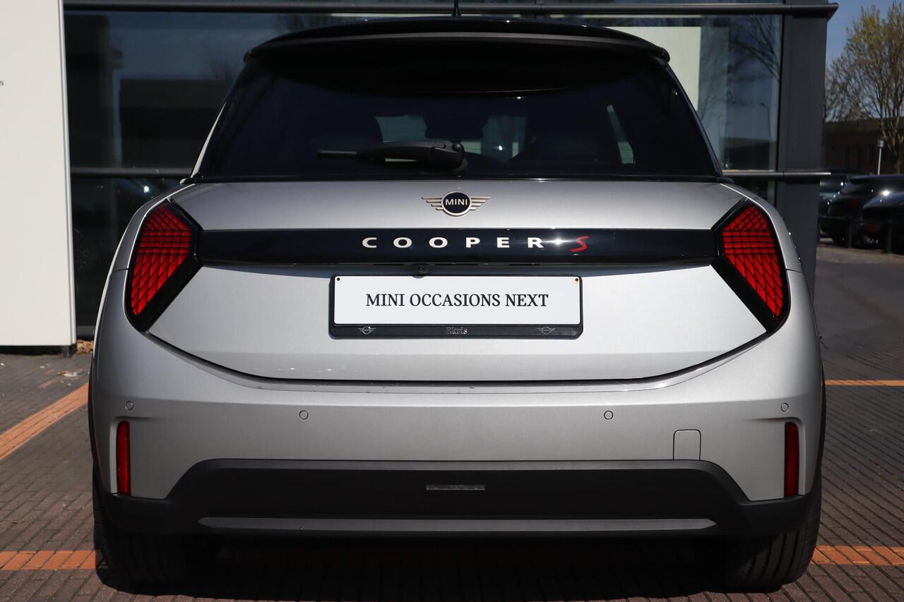 Mini COOPER S 5-deurs | Favoured Trim + Pakket M / Panoramadak /MINI Head-Up Display