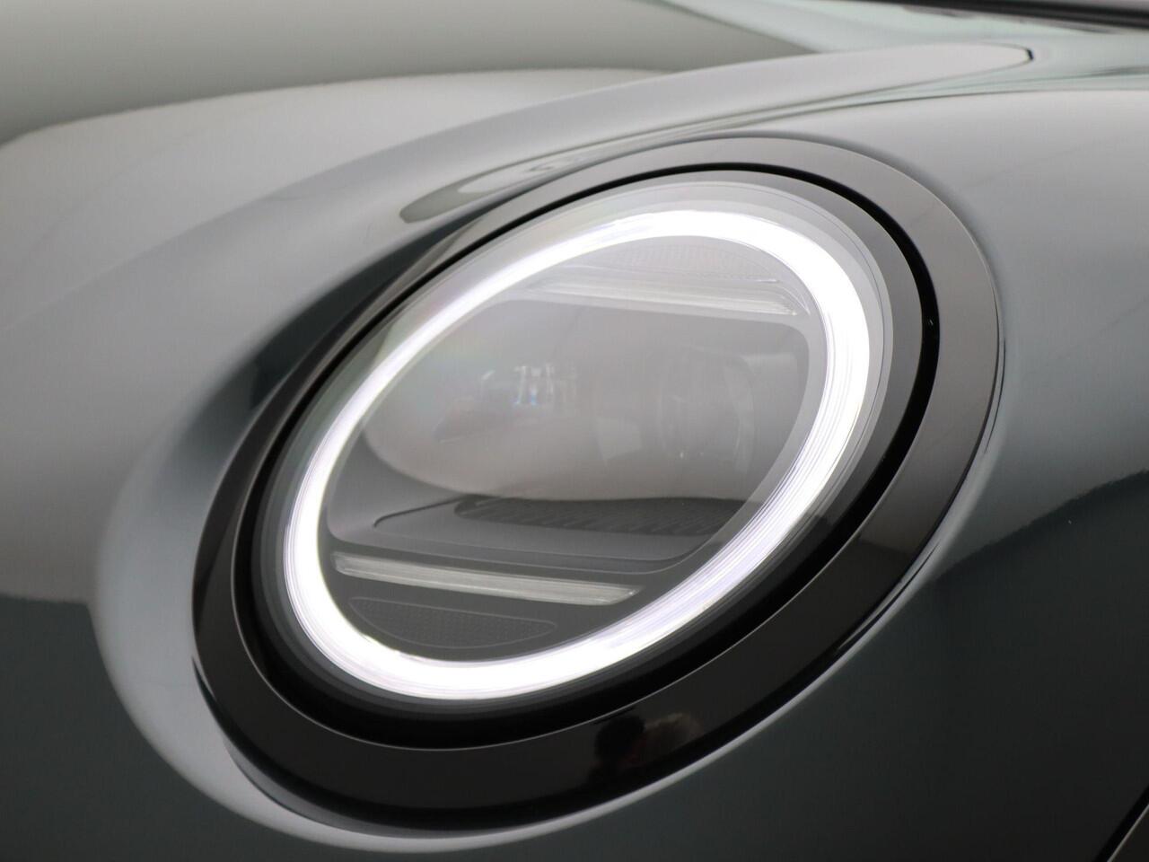 Mini COOPER S 3-deurs John Cooper Works Uitvoering + Pakket M + Stuurwielrand Verwarmd + Panoramadak + Head Up Display + 17''