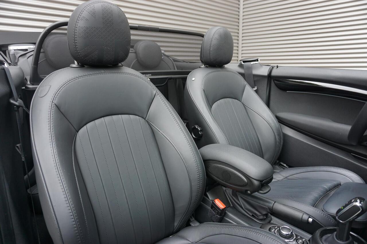 Mini COOPER S Cabrio MINI Resolute Edition | 18 Pulse Spoke zwart | Piano Black Exterior pack | Comfort Access | Elektrisch verwarmde voorstoelen