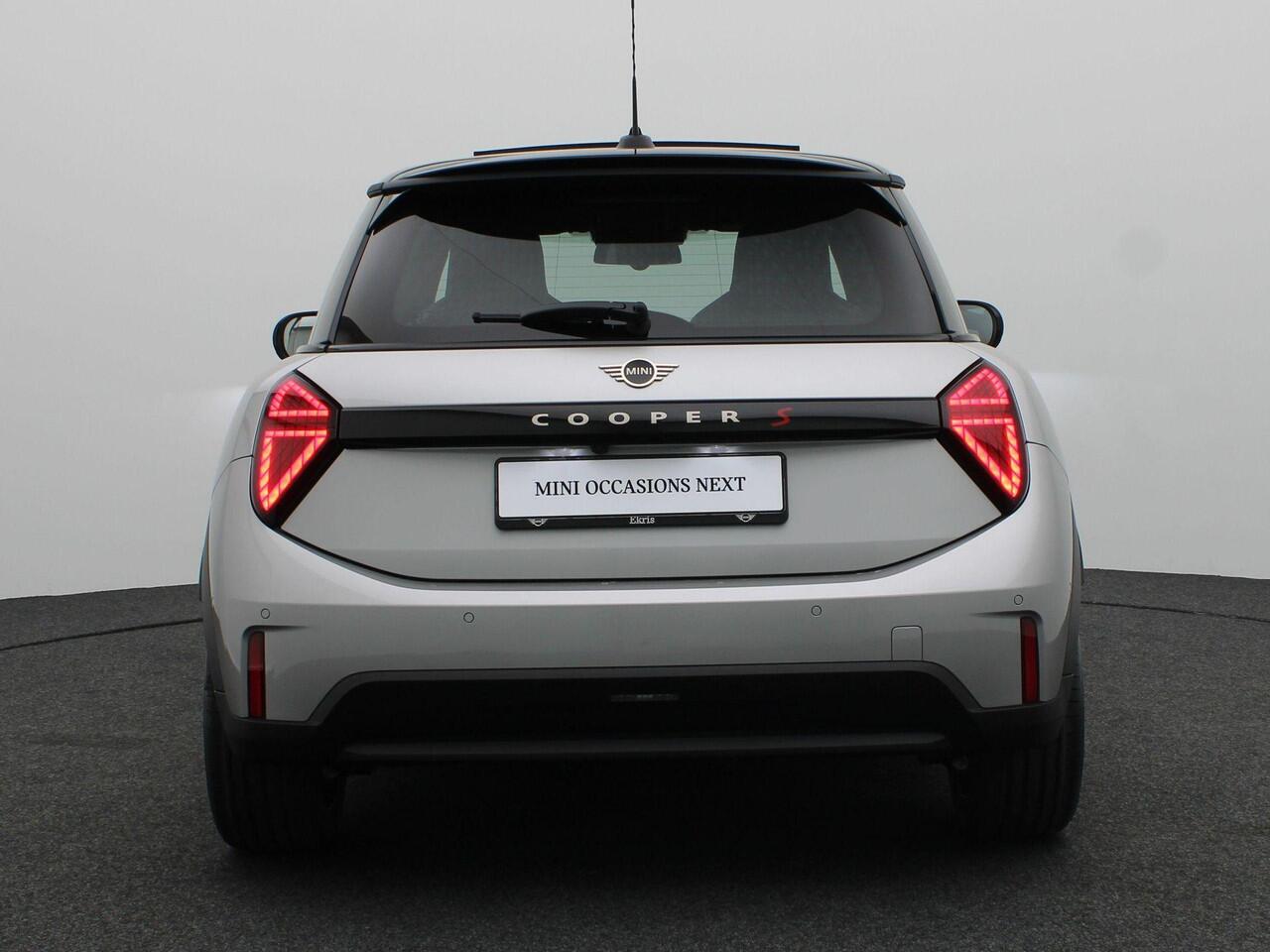 Mini COOPER S 3-Deurs Favoured Trim | Pakket M | Glazen Panoramadak | Stuur- en stoelverwarming | Comfort Access | Head-Up Display | 18" Night Flash LM