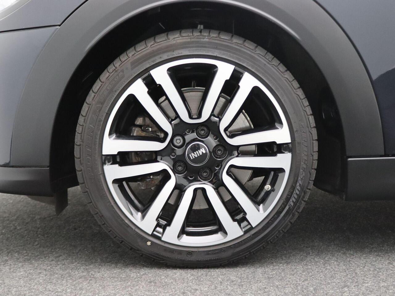 Mini COOPER S 5-deurs Classic + Comfort Plus + Driving Assistant + Stuurwielrand Verwarmd + 17''