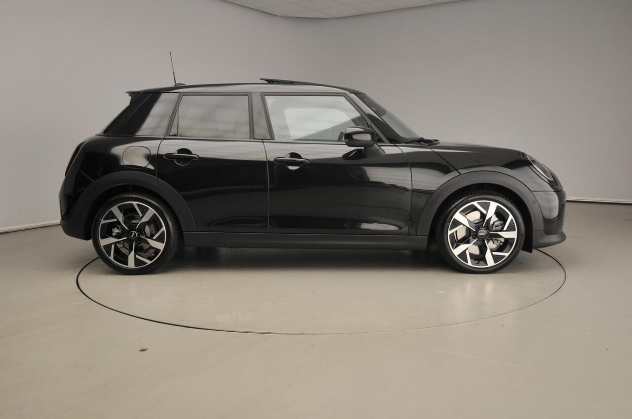 Mini COOPER S 5-deurs Automaat / Panoramadak / Harman-Kardon / JCW stoelen / LED / Active cruise / Alu wielen 18 inch