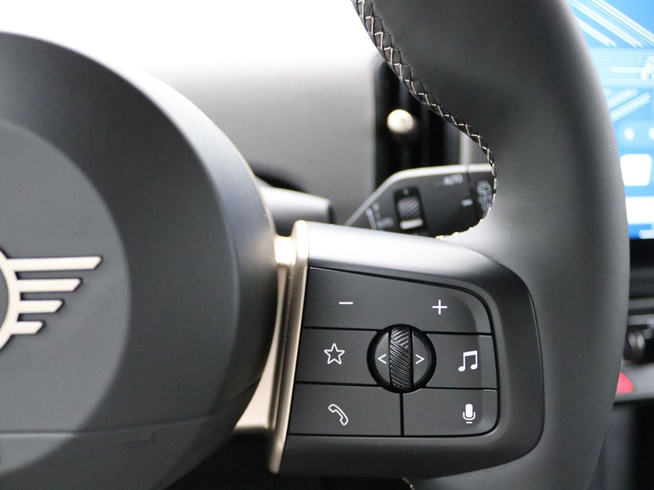 Mini COOPER S 5-Deurs Favoured + Pakket S + Parking Assistant + Driving Assistant + Elektrisch verwarmde voorstoelen + Comfort Access + Stuurwielrand verwarmd