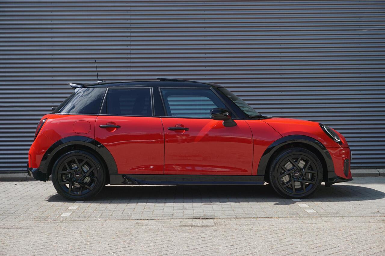 Mini COOPER S 5-deurs John Cooper Works Uitvoering | Pakket XL | Glazen panoramadak | Driving Assistant Plus | HIFI System Harman Kardon | MINI Head-Up Display