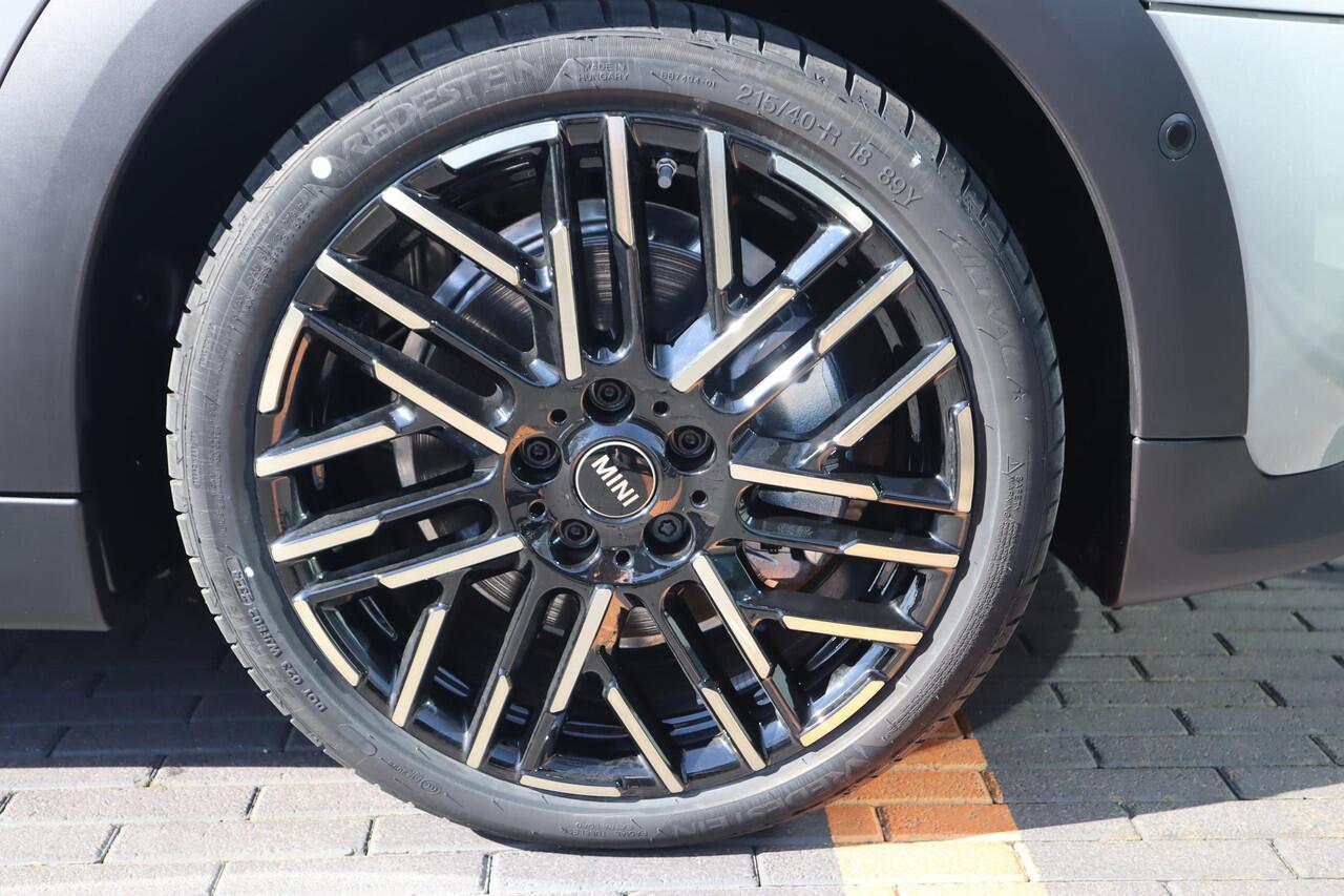 Mini COOPER S 3-deurs | Favoured Trim + Pakket M / Panoramadak /MINI Head-Up Display