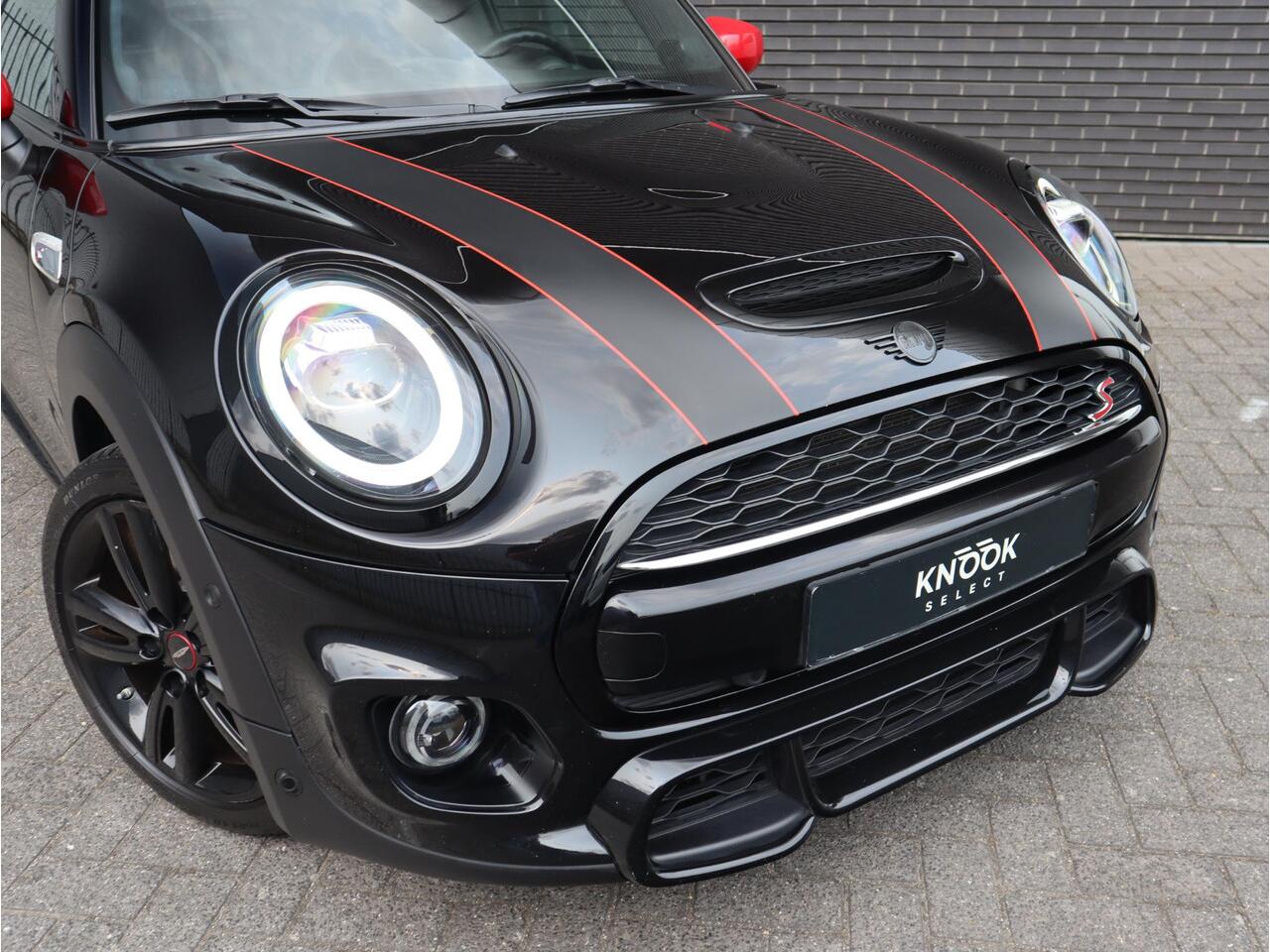 Mini COOPER S Hatchback Automaat 3 deurs / John Cooper Works Exterieur / Panoramadak / John Cooper Works Interieur / Apple CarPlay / LED / 17 Inch / Extra Getint Glas / Sportstoelen / Navigatie Plus / Climate Control / Harman Kardon / DAB / Bluetooth