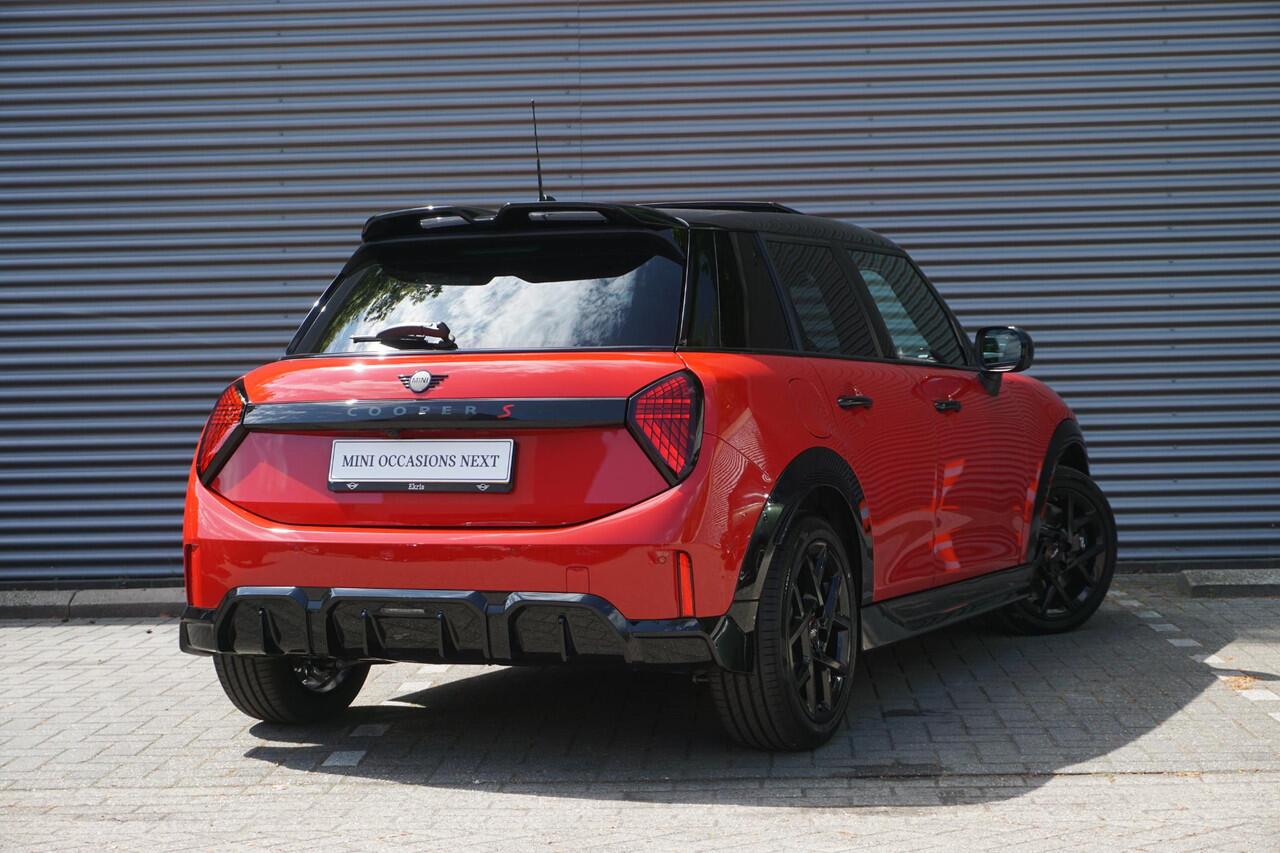Mini COOPER S 5-deurs John Cooper Works Uitvoering | Pakket XL | Glazen panoramadak | Driving Assistant Plus | HIFI System Harman Kardon | MINI Head-Up Display
