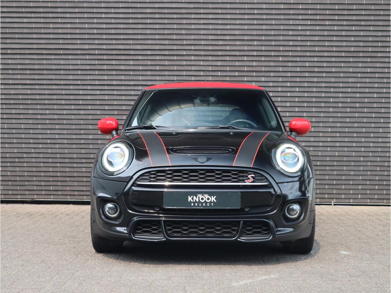 Mini COOPER S Hatchback Automaat 3 deurs / John Cooper Works Exterieur / Panoramadak / John Cooper Works Interieur / Apple CarPlay / LED / 17 Inch / Extra Getint Glas / Sportstoelen / Navigatie Plus / Climate Control / Harman Kardon / DAB / Bluetooth