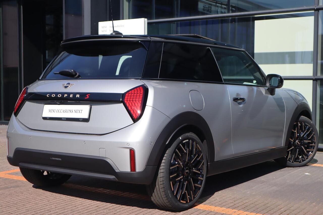 Mini COOPER S 3-deurs | Favoured Trim + Pakket M / Panoramadak /MINI Head-Up Display