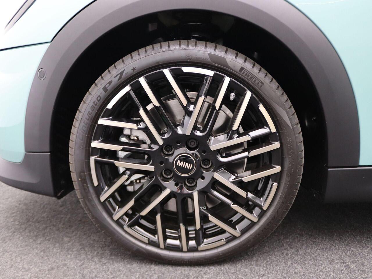 Mini COOPER S 5-Deurs Favoured + Pakket S + Parking Assistant + Driving Assistant + Elektrisch verwarmde voorstoelen + Comfort Access + Stuurwielrand verwarmd