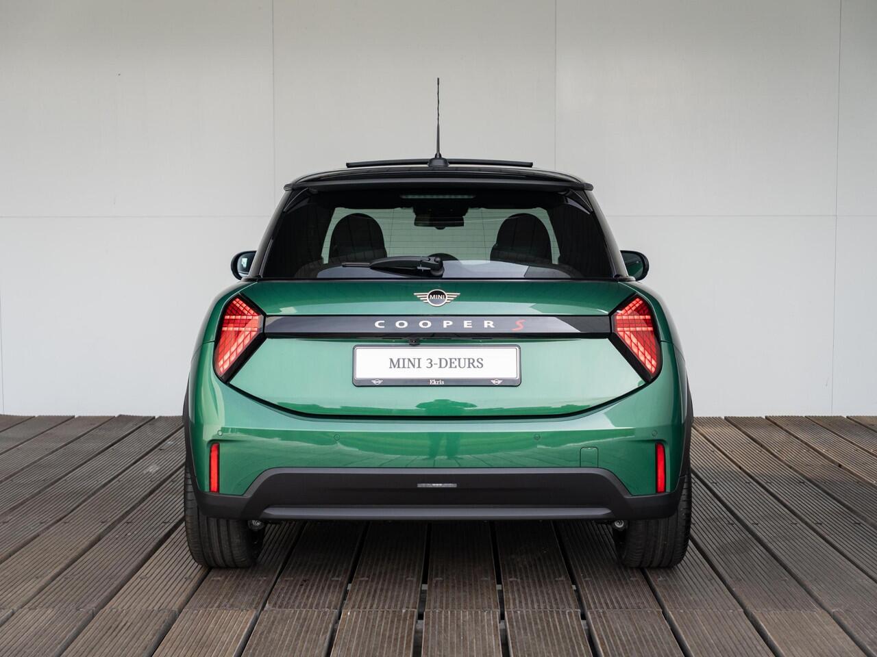 Mini COOPER S Favoured Trim | Pakket XL | Harman Kardon | Comfort Access | Panoramadak | Head-Up Display | Driving Assistant Plus