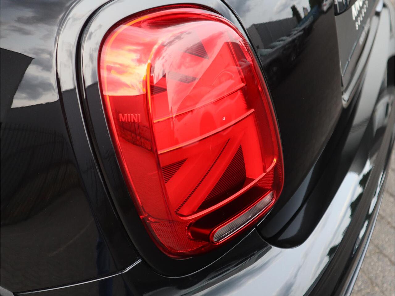 Mini COOPER S Hatchback Automaat 3 deurs / John Cooper Works Exterieur / Panoramadak / John Cooper Works Interieur / Apple CarPlay / LED / 17 Inch / Extra Getint Glas / Sportstoelen / Navigatie Plus / Climate Control / Harman Kardon / DAB / Bluetooth