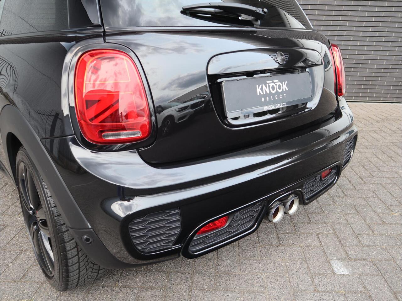 Mini COOPER S Hatchback Automaat 3 deurs / John Cooper Works Exterieur / Panoramadak / John Cooper Works Interieur / Apple CarPlay / LED / 17 Inch / Extra Getint Glas / Sportstoelen / Navigatie Plus / Climate Control / Harman Kardon / DAB / Bluetooth