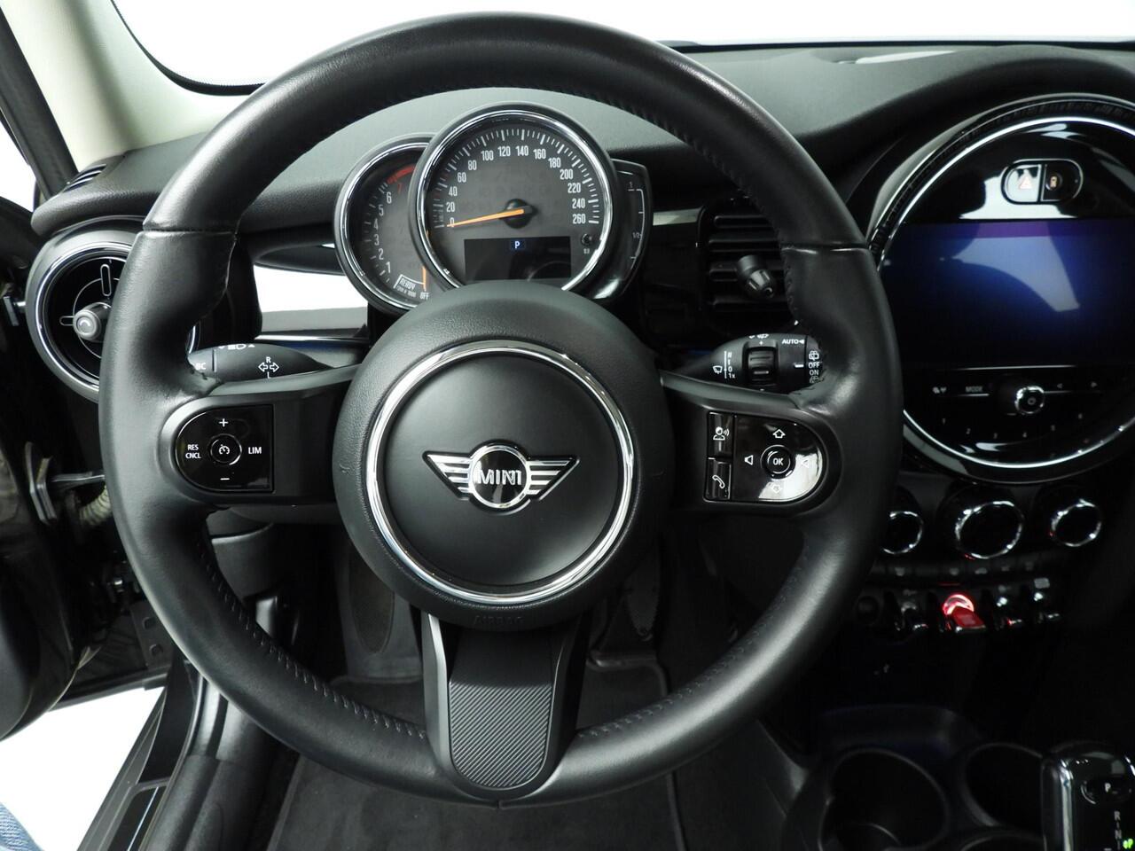 Mini COOPER 5-deurs Automaat / PDC / Climate / Cruise / LED / Alu wielen 16 inch